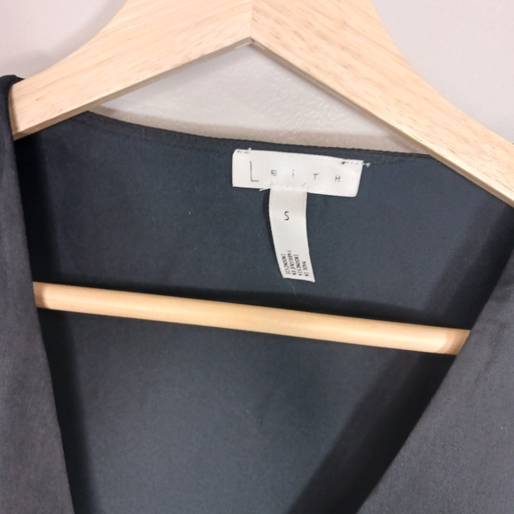 Leith Career Workwear Black V-Neck Women's Blouse Size S - Picture 4 of 4